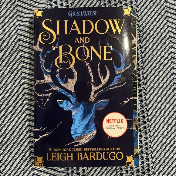 Books Shadow and Bone - Leigh Bardugo - Picture 1 of 2